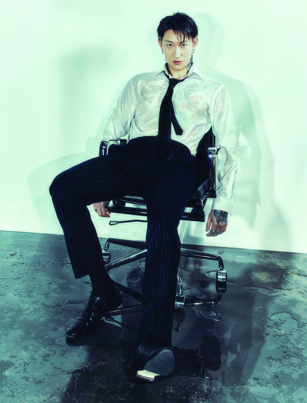 슈즈 르메테크. 링, 이어링 모두 로우하이드. 셔츠, 팬츠, 타이, 삭스 모두 스타일리스트 소장품. 