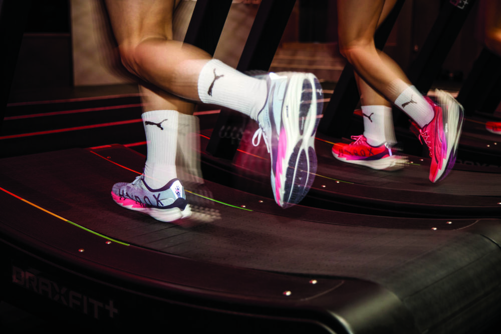 (왼쪽부터) 범용성이 높아 데일리 트레이닝에 적합한 벨로시티 나이트로 4 하이록스 18만9000원. 카본 파이버 플레이트가 적용되어 훈련은 물론 대회 출전에도 부족함이 없는 디비에이트 나이트로 4 하이록스 23만9000원.