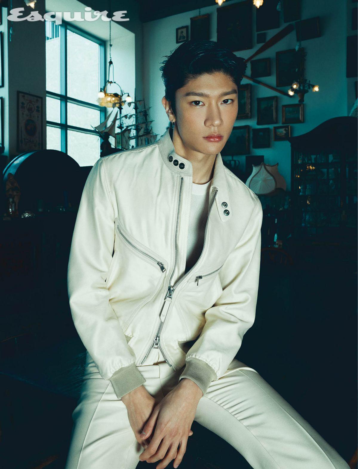 실크 블루종, 테일러드 팬츠 모두 가격 미정 톰 포드. 스웨터 200만원대 돌체앤가바나.