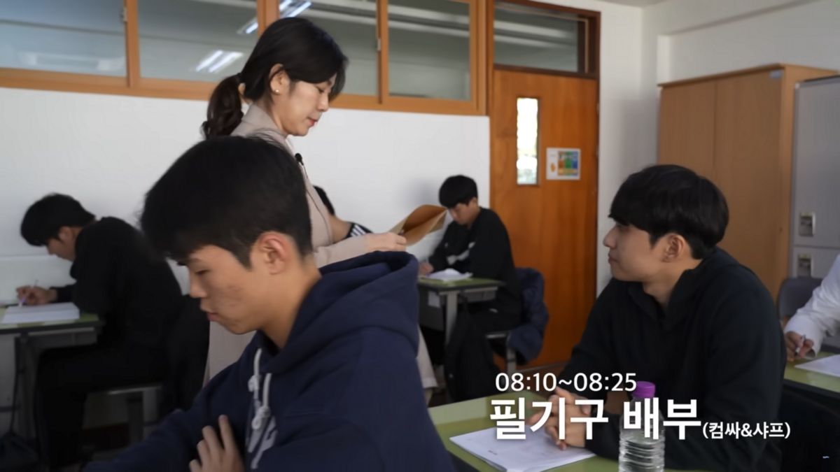 수능 현장을 미리 방문해 시간대별로 일종의 시뮬레이션을 해주는 ‘수능 시뮬레이터’ 시리즈. 미미미누 채널이 교육과 입시 현실, 입시생의 상황을 얼마나 진심으로 고민하는지 보여주는 코너로, TV 주요 뉴스들에서 소개되기도 했다.