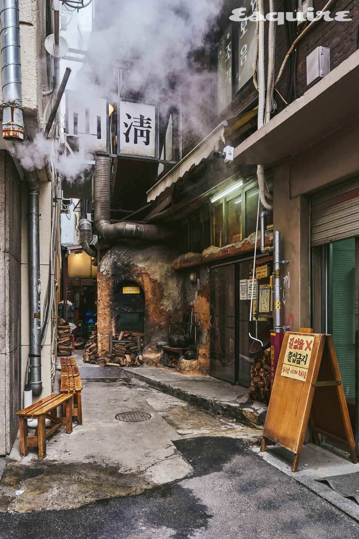빈 인쇄소 건물을 재단장하고 미술감독과 함께 내외부 모든 요소를 집요하게 스타일링해 경남 산청의 정서를 전하는 고깃집 산청숯불가든 을지로.