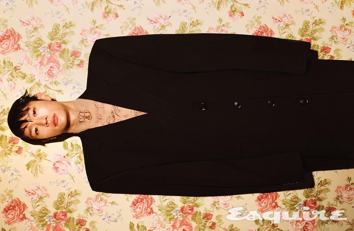 오버사이즈 싱글브레스티드 코트, 타투 롱 슬리브 글로브 톱 모두 가격 미정 발렌시아가.