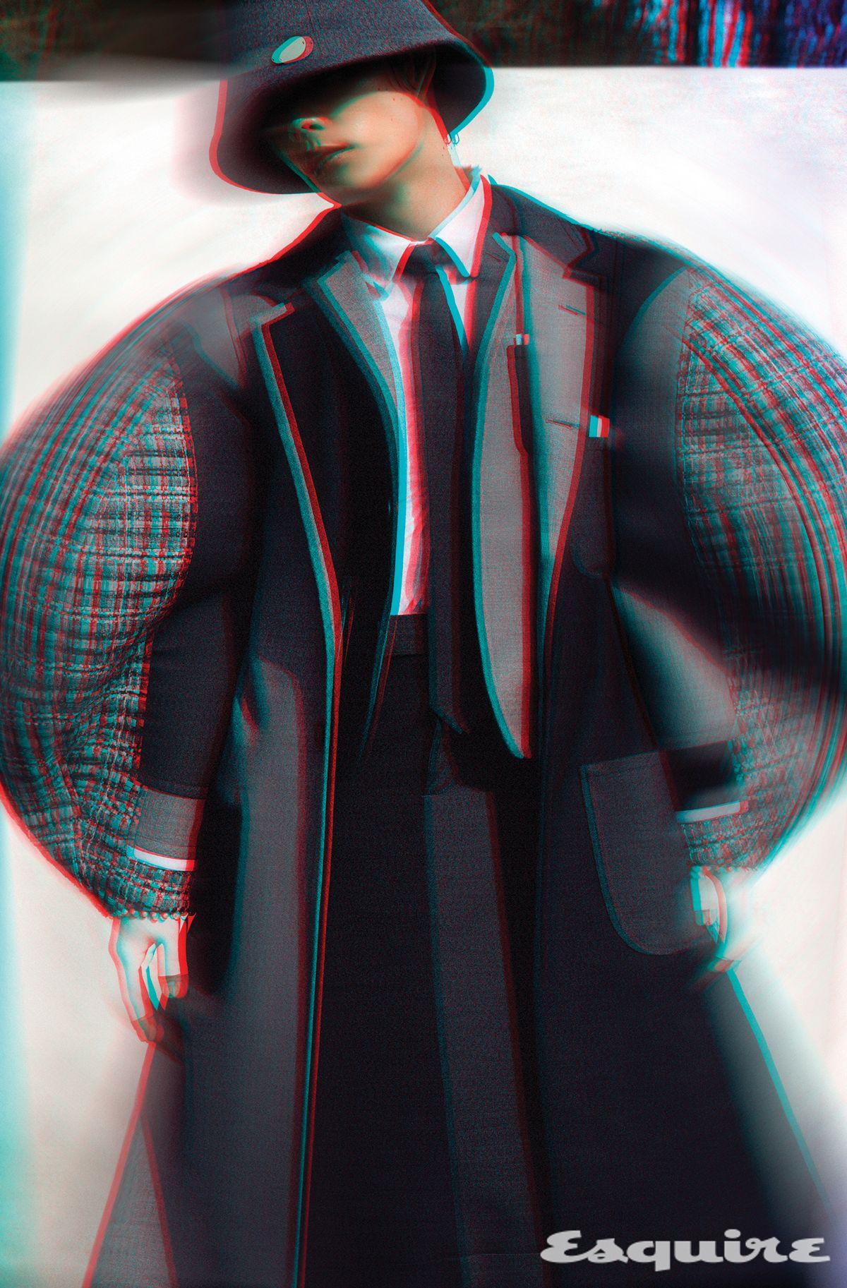 오 라인 슈트 레이어드 드레스, 렌즈 디테일 그레이 해트, 타이, 라텍스 글러브, 행커치프 모두 가격 미정 톰 브라운.