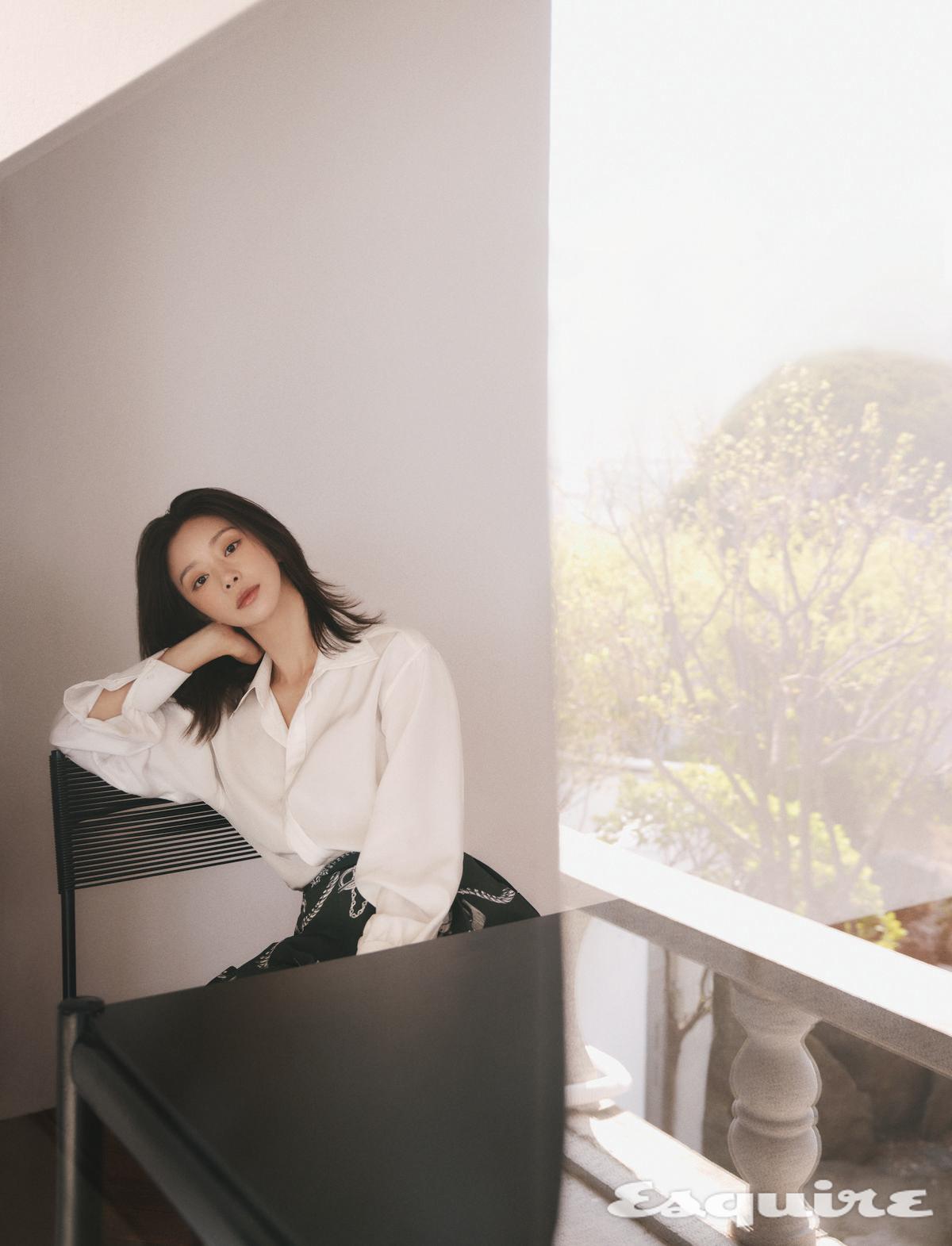 화이트 셔츠, 프린트 쇼츠 모두 버버리.