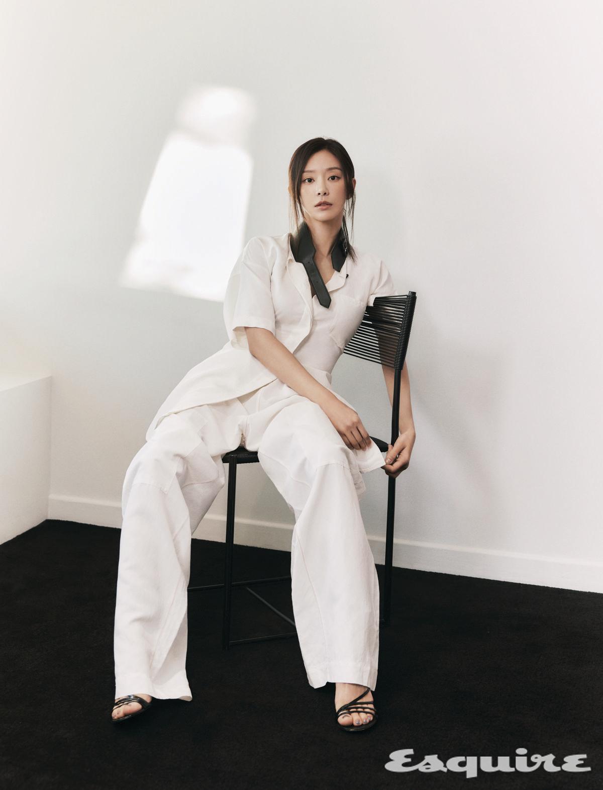 화이트 셔츠, 화이트 팬츠, 블랙 힐 모두 페라가모.