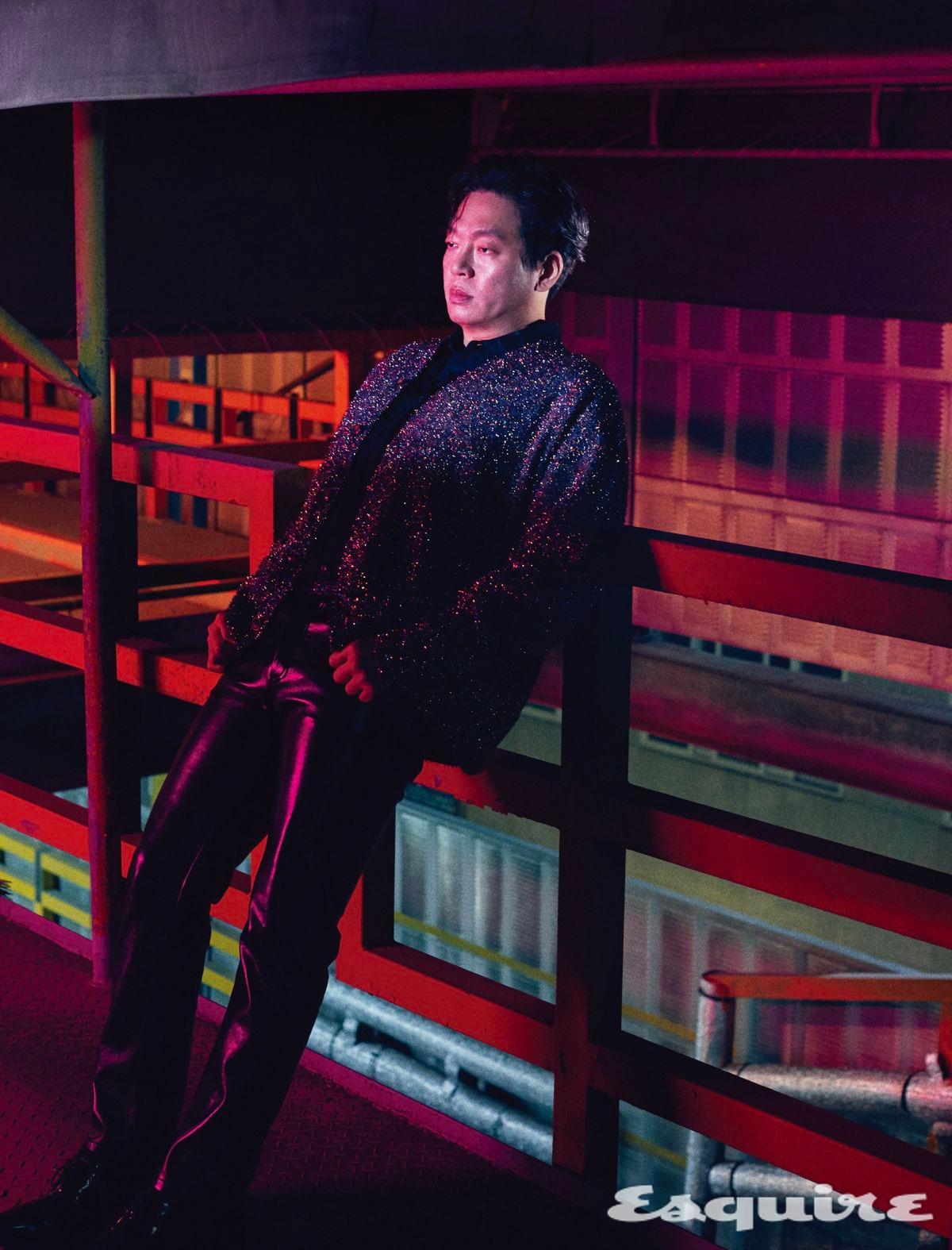 레더 팬츠 어네스트 W. 베이커. 카디건, 셔츠, 부츠 스타일리스트 소장품.