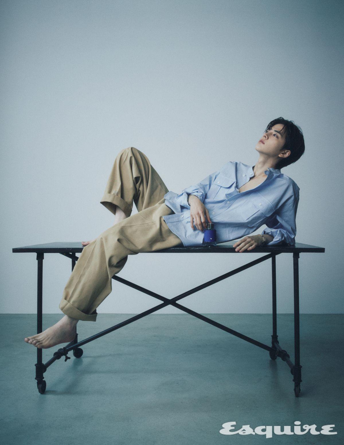 이탈리아 베르가모트, 페퍼, 엘레미를 강조한 톱 노트는 바닷물을 머금은 듯한 마린 어코드로 부드럽게 이어지며 마지막에는 남성적이면서도 세련된 우디 노트가 은은하게 남는다. 이 향기는 하늘, 호수, 산과 같은 자연의 팔레트를 탐험하려는 욕구를 일깨워준다. 익스플로러 울트라 블루 EDP 100mL/ 14만2000원 몽블랑.