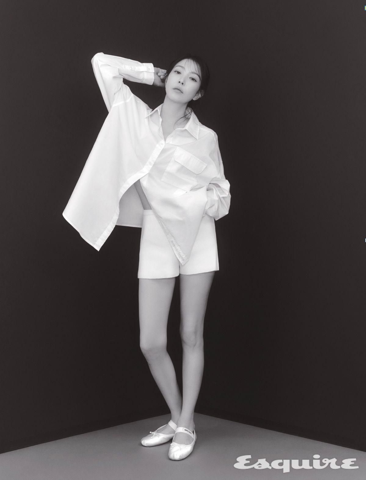셔츠 앤서이즈예즈. 팬츠 익스파이어드걸. 슈즈 스타일리스트 소장품.