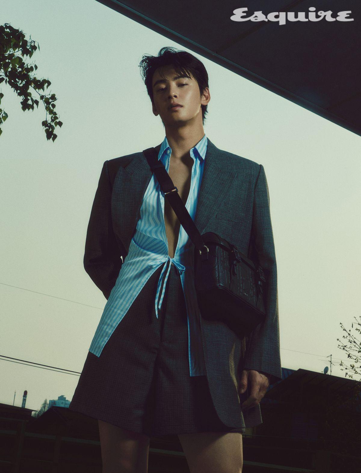 체크 울 캔버스 재킷, 블루 스트라이프 코튼 & 실크 포플린 셔츠, 울 캔버스 쇼츠, 디올 그래비티 레더 ‘HIT THE ROAD’ 메신저백 모두 디올 맨.