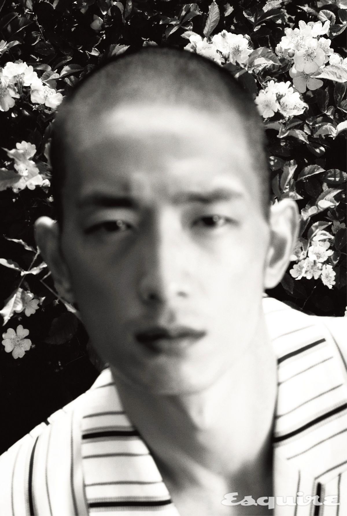 스트라이프 재킷 128만원 잉크.