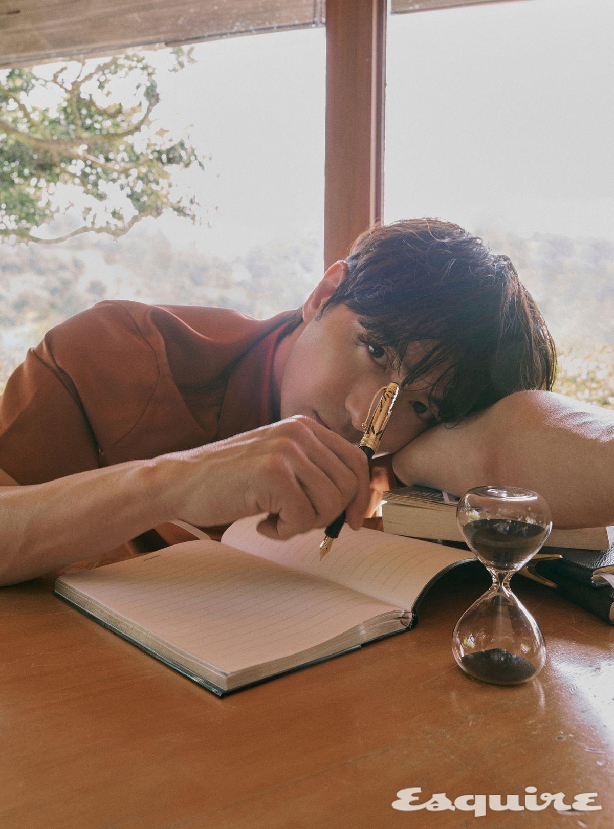 마이스터스튁 탄생 100주년을 기념하는 오리진 컬렉션 두에 클래식 만년필 236만원, 익스트림 3.0 #146 노트 10만원 모두 몽블랑. 셔츠 코스.