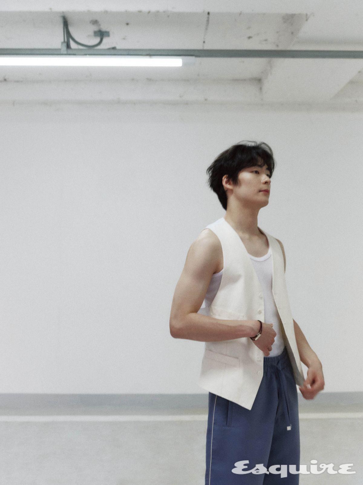 베스트 조르지오 아르마니. 팬츠 에트로. 톱, 브레이슬릿 모두 스타일리스트 소장품.