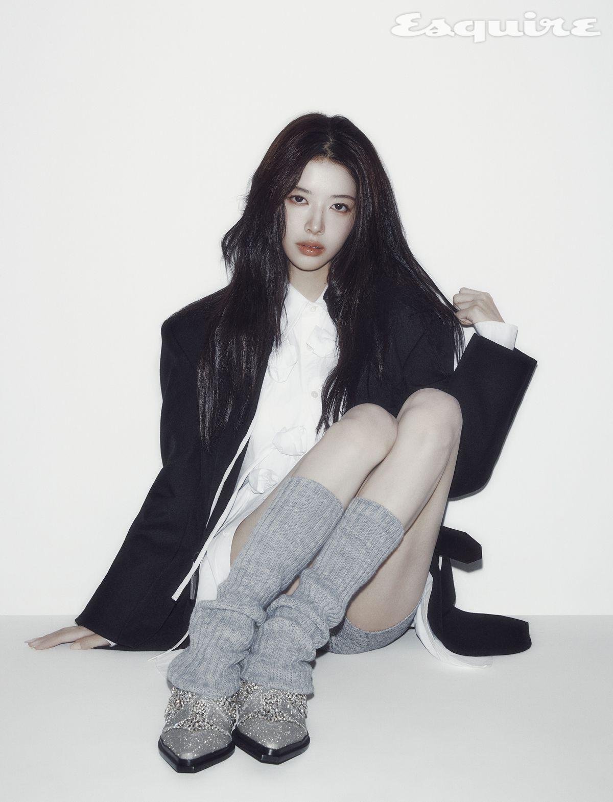 재킷 알렉산더 왕. 셔츠 비뮈에트. 팬츠 앨런아크. 슈즈 지미추. 워머 레페토. 