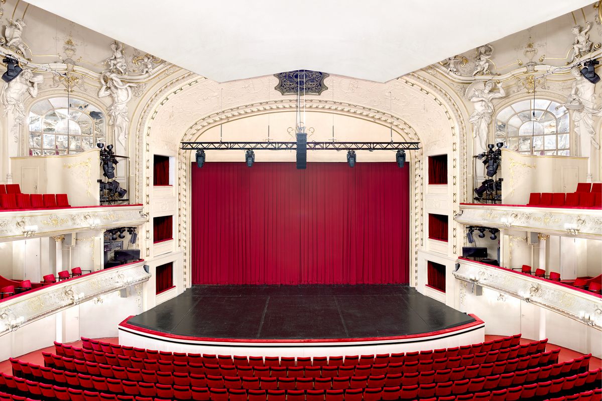 ‘Komische Oper Berlin II 2022’, Inkjet print, 180x250.8cm. ⓒCandida Hofer / VG Bild-Kunst, Bonn 2022.