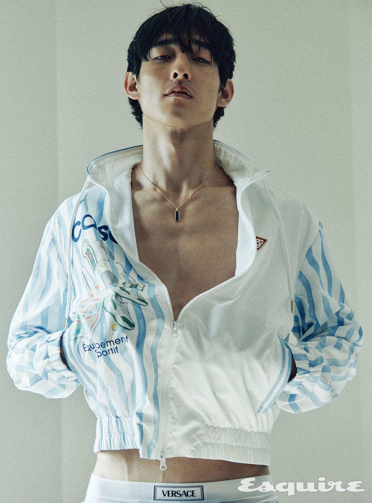 레 가스 비통 스몰 태그 펜던트 네크리스 가격 미정 루이 비통.트랙 재킷 가격 미정 카사블랑카 x 루이자비아로마. 화이트 로고 브리프 가격 미정 베르사체.