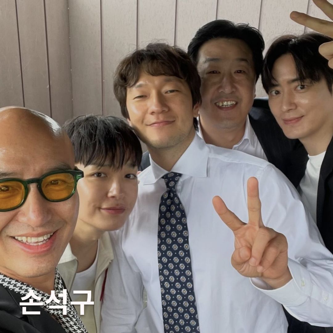 · 손석구 : 홍석천의 최애 보석으로 유명한 손석구! 마동석, 예정화의 결혼식에서 함께 찍은 사진올리며 보석함에 초대하고 싶은 마음을 표했죠. 한편 살롱드립에 손석구 출연을 보고 장도연에게 견제와 질투심을 드러내며 보석함 출연을 기다리고 있다고 전했습니다.