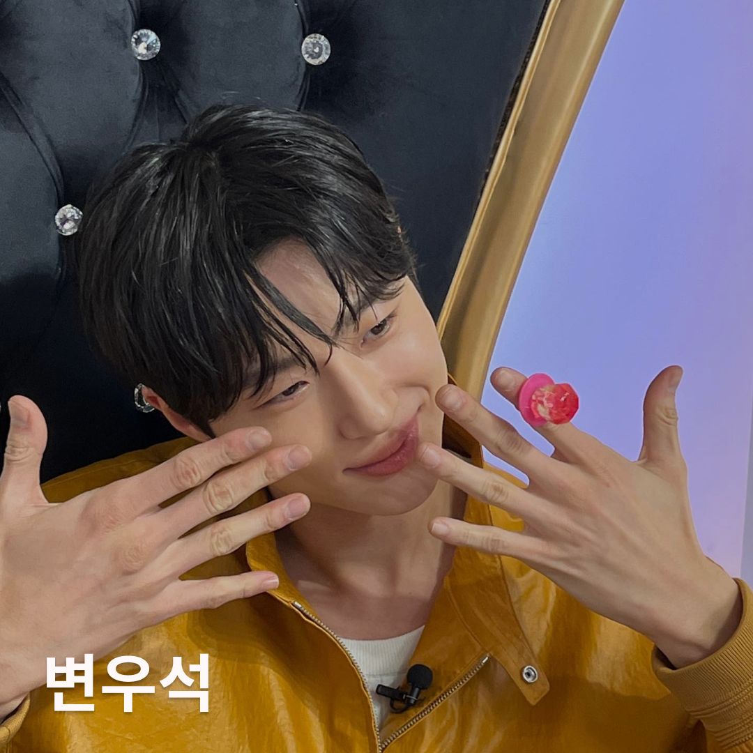 · 변우석 : 변우석의 배우 데뷔를 권한 사람이 바로 홍석천?모델 시절부터 배우를 해야 한다고 여러 번 설득했다고 하는데요. 우체통들에 은인이기도 하죠. 특히 변우석이 출연한 영상이 보석함 역대 최고 조회수를 기록해 업어 키운 보람을 느꼈다고 합니다.