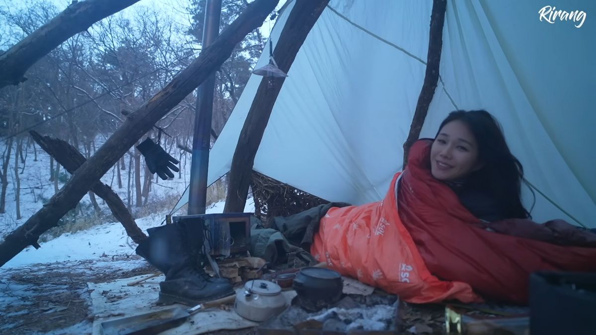 한파 특보가 내린 날 눈 오는 숲속에서 비박을 하는 ‘-20℃ 눈 내리는 숲속에서 나홀로 삽니다’ 영상. 텐트도 없이 나무로 만든 구조와 타프로 만든 셸터에서 밤을 보내는 등 리랑온에어 채널이 가진 ‘와일드’의 진면목을 보여준다.