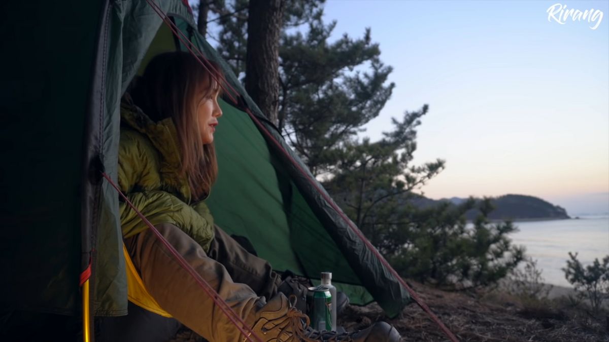‘-10℃ 혼자 섬에 갇힌 지 3일차’ 영상. 폭풍우로 인천의 한 섬에 고립되어 1박 2일로 예정한 캠핑이 3박 4일로 늘었으며 영하의 날씨와 교통편 변동으로 아찔한 상황을 맞기도 했으나 정작 김이랑 본인은 ‘가장 기억에 남는 캠핑’으로 꼽는다.