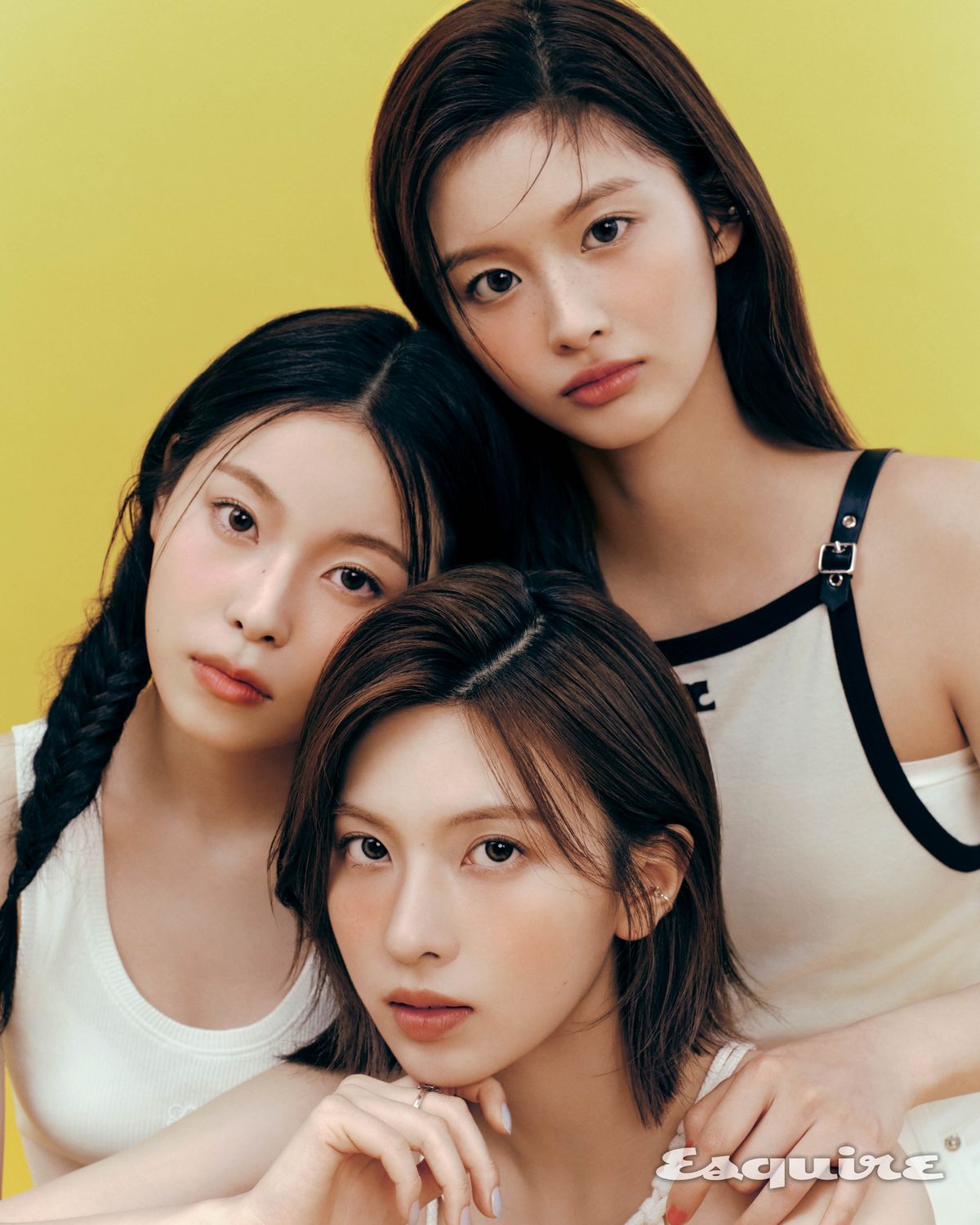 (규진) 슬리브리스 톱 59만원 로에베. (배이) 슬리브리스 톱 가격 미정 이자벨 마랑, 반지 스타일리스트 소장품. (설윤) 베이지 미니 드레스 가격 미정 꾸레쥬. 팬츠 가격 미정 돌체앤가바나.