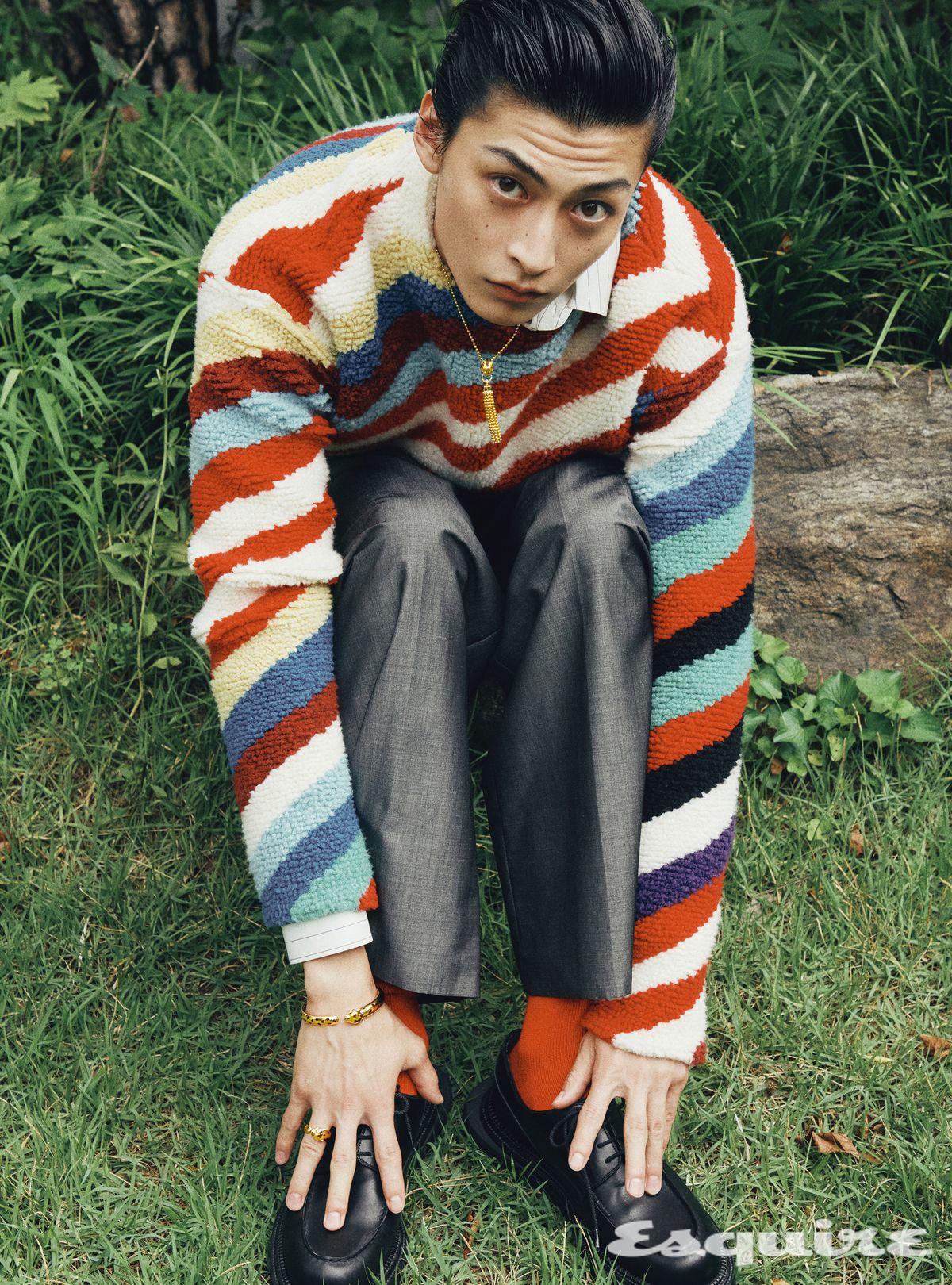 옐로 골드에 블랙 래커· 차보라이트 가닛·오닉스· 다이아몬드를 세팅한 팬더 드 까르띠에 네크리스, 옐로 골드에 블랙 래커·차보라이트 가닛·오닉스를 세팅한 팬더 드 까르띠에 브레이슬릿, 링 모두 까르띠에. 스웨터, 셔츠 모두 보테가 베네타. 팬츠 페라가모. 슈즈 어네스트 W. 베이커.
