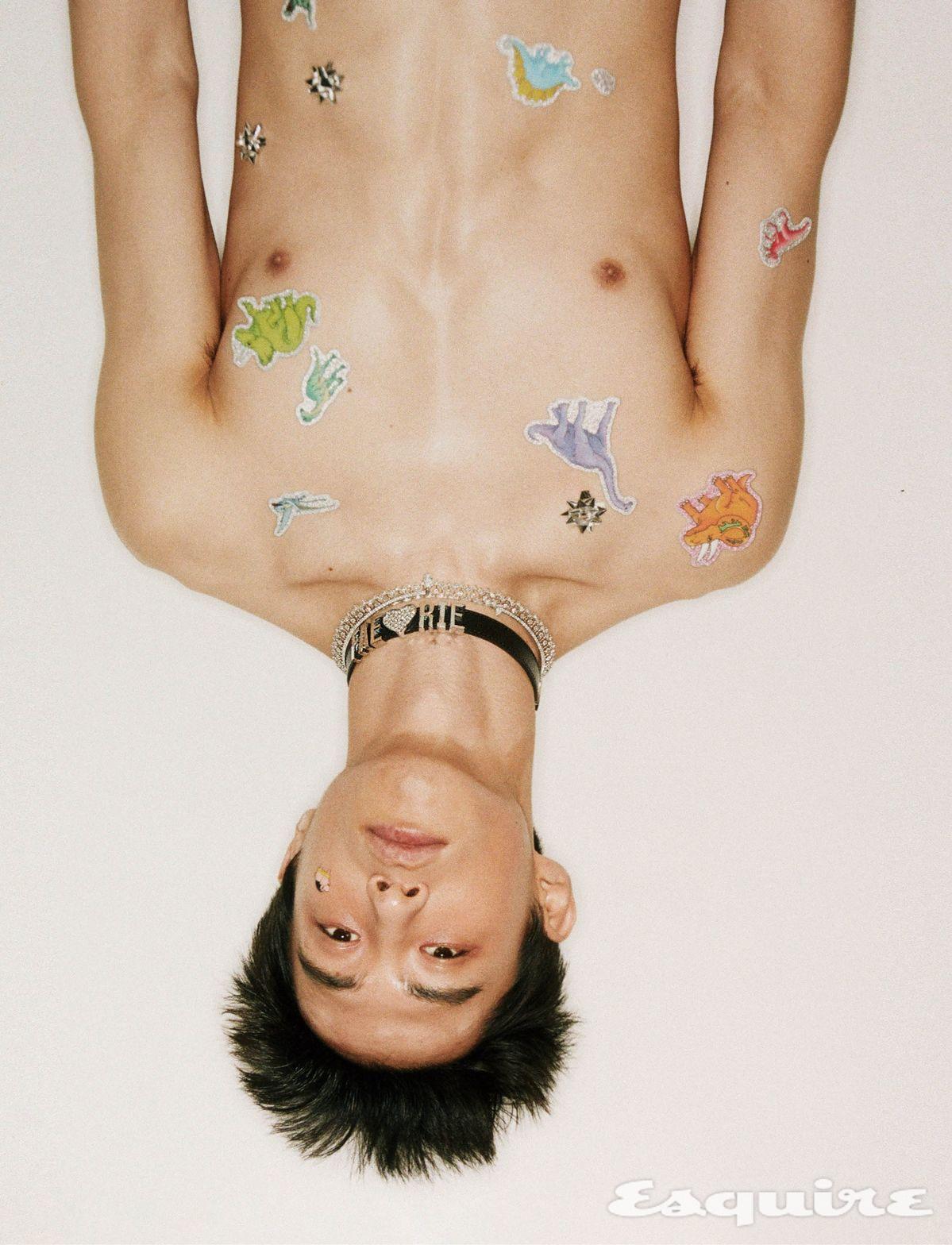 에메랄드와 다이아몬드를 매치한 세르티 수르 비드 네크리스 가격 미정 레포시. 라운드 브릴리언트 컷 다이아몬드를 세팅한 기란다 네크리스 가격 미정 부첼라티. 큐빅 참 초커 3만5000원 샵 페어리.