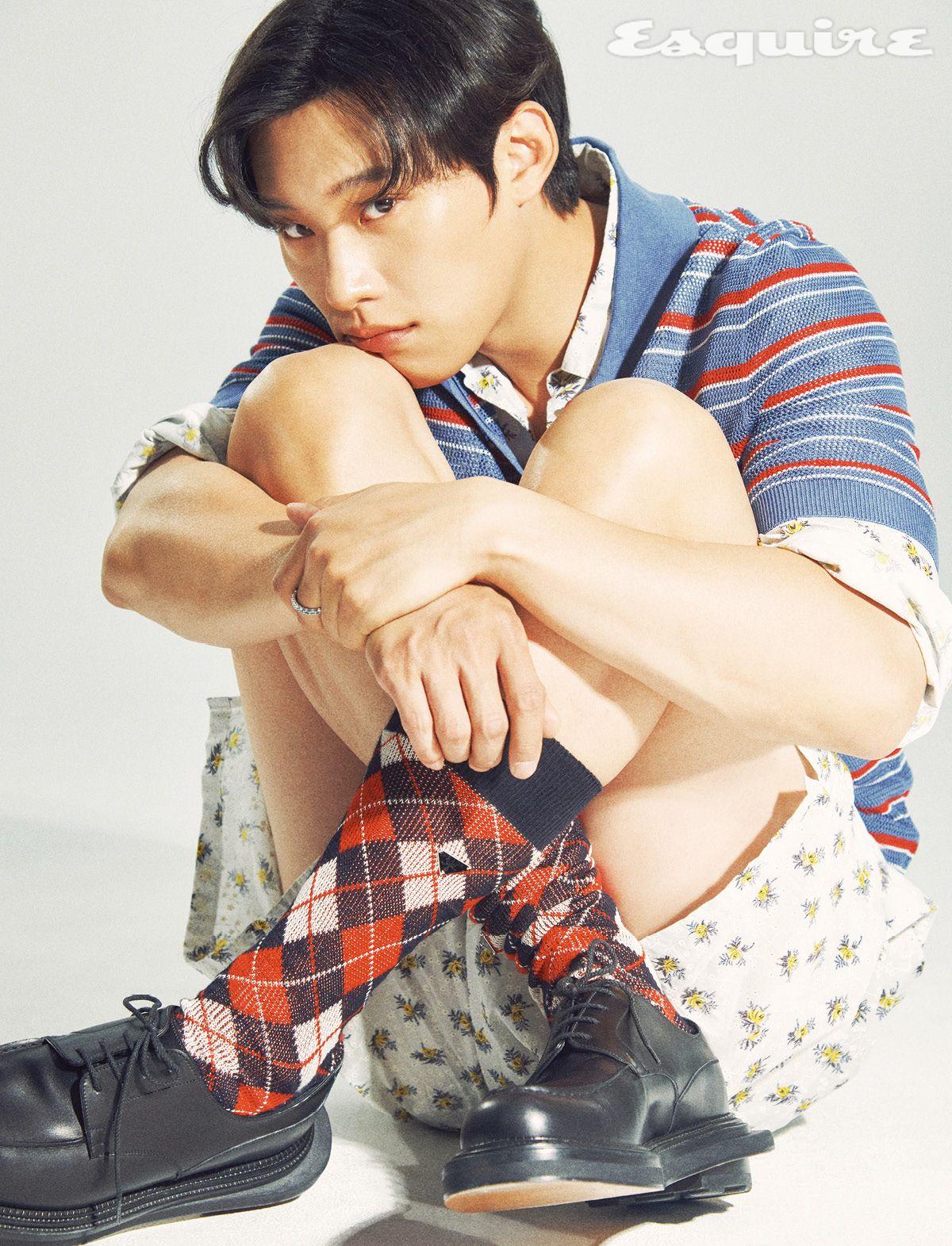 셔츠, 니트, 쇼츠, 삭스 모두 프라다. 슈즈 사카이. 링 티링제이.