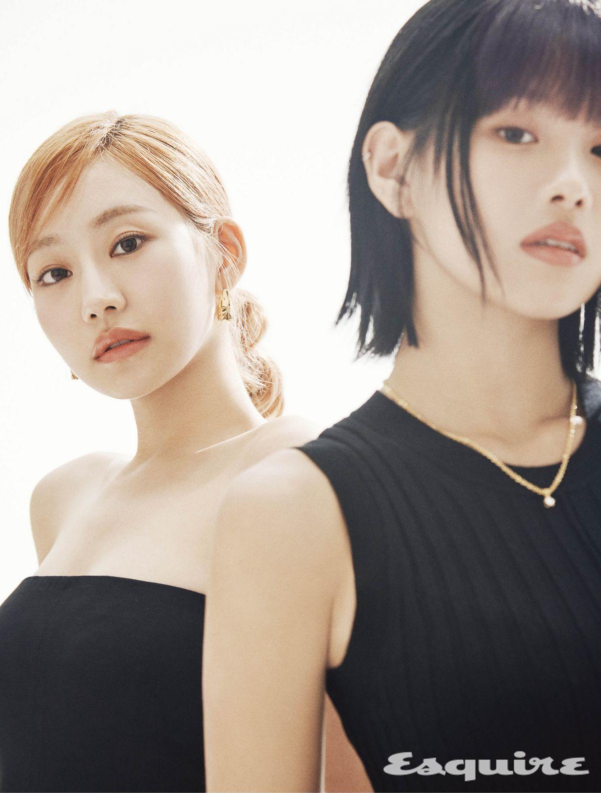 (쥴리) 블랙 점프슈트 발렌티노. 골드 이어링 하라디. (나띠) 슬리브리스 블랙 드레스 마크 제이콥스. 골드 네크리스 쿠도스.