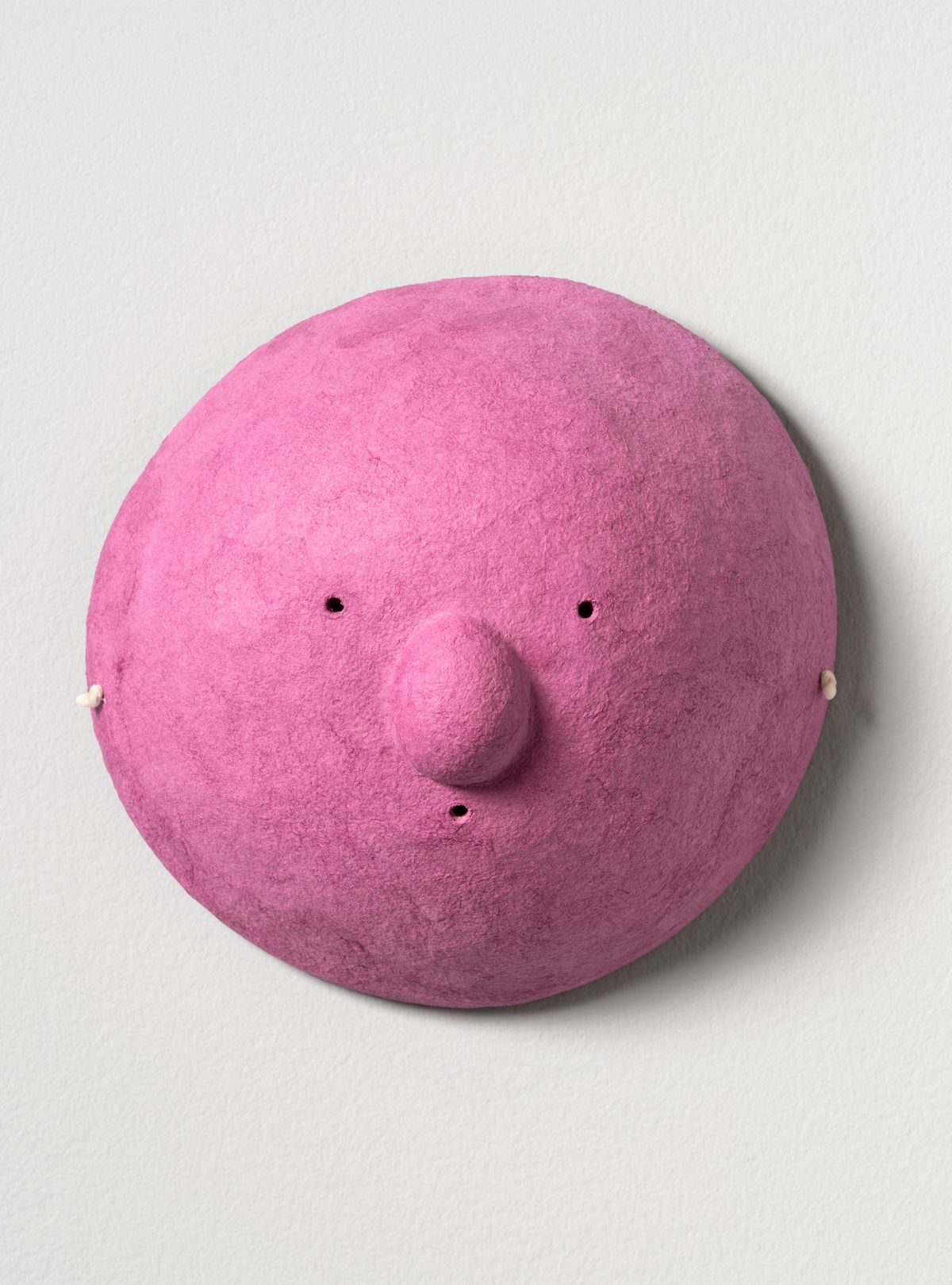 이슬기, ‘K(계란코)’, 2024, 종이죽, 27x26x17cm