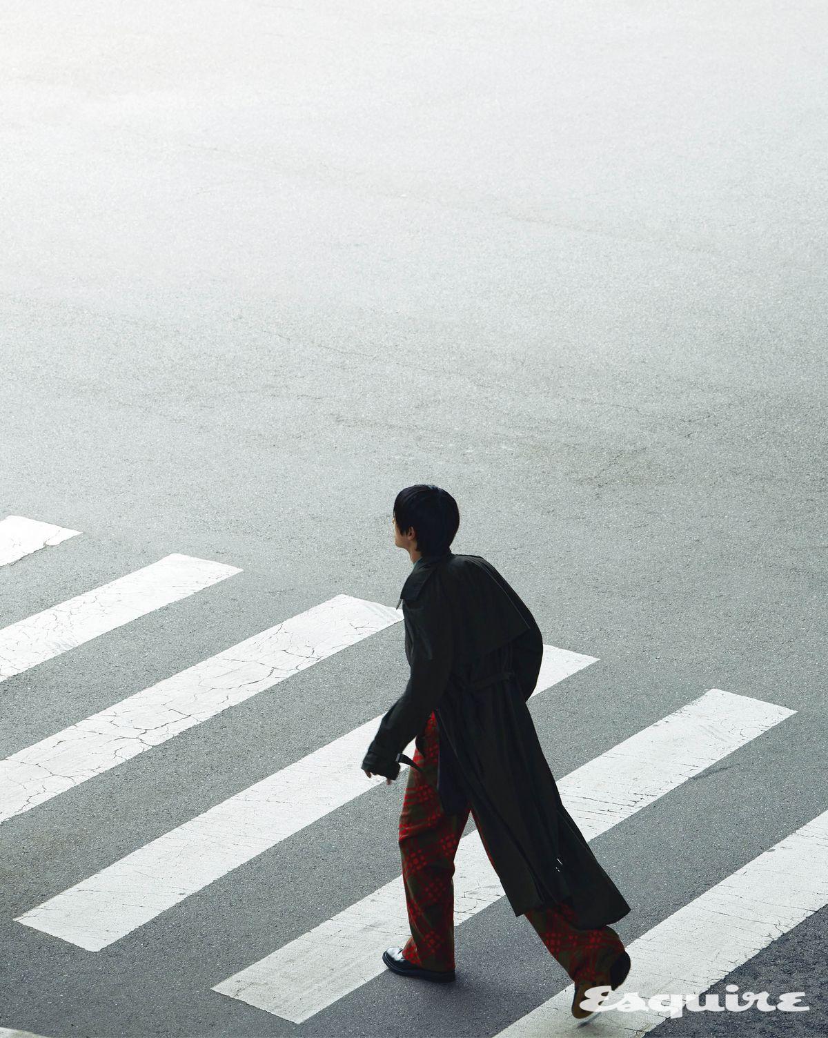 트렌치코트, 체크 팬츠 모두 가격 미정 버버리. 톱 가격 미정 보테가 베네타. 로퍼 가격 미정 구찌.