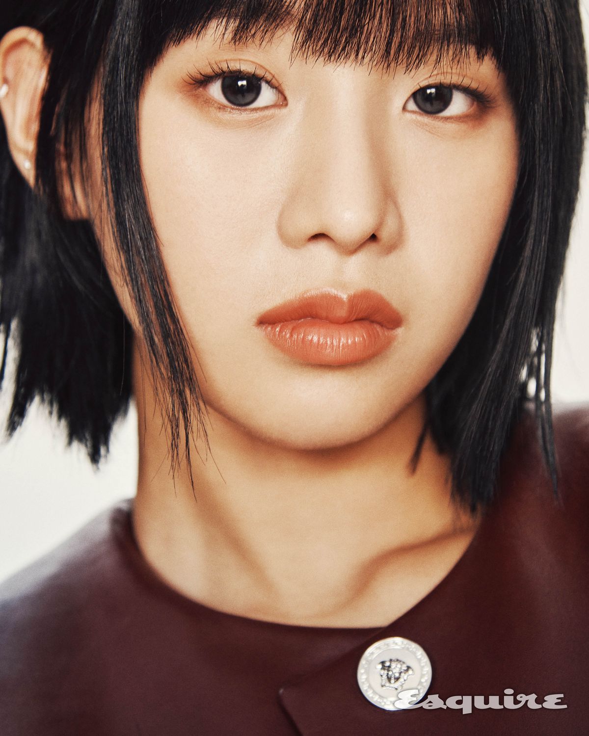 버건디 레더 재킷, 스커트 모두 베르사체. 블랙 톱 스타일리스트 소장품.