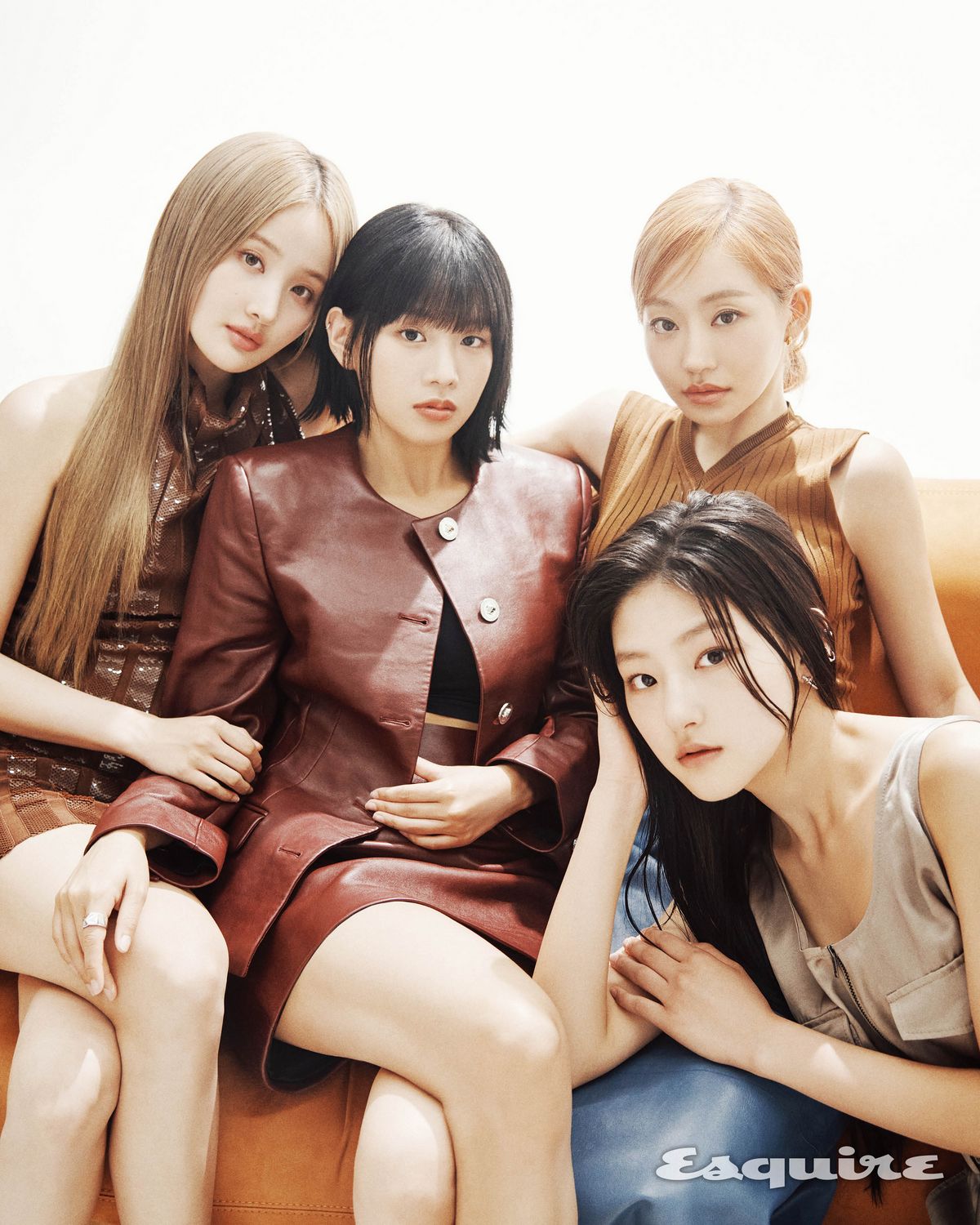 (벨) 브라운 드레스 펜디. (나띠) 버건디 레더 재킷, 스커트 모두 베르사체. 블랙 톱 스타일리스트 소장품. (쥴리) 브라운 니트 톱, 블루 레더 스커트 모두 마르니. 골드 이어링 로마주. (하늘) 점프슈트 셀프 포트레이트.