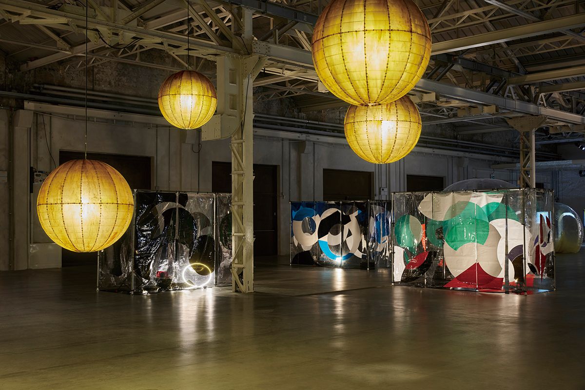 Anicka Yi, ‘Metaspore’ exhibition view, Pirelli HangarBicocca, Milan, 2022. Courtesy the artist and Pirelli HangarBicocca, Milan. Photo Agostino Osio.