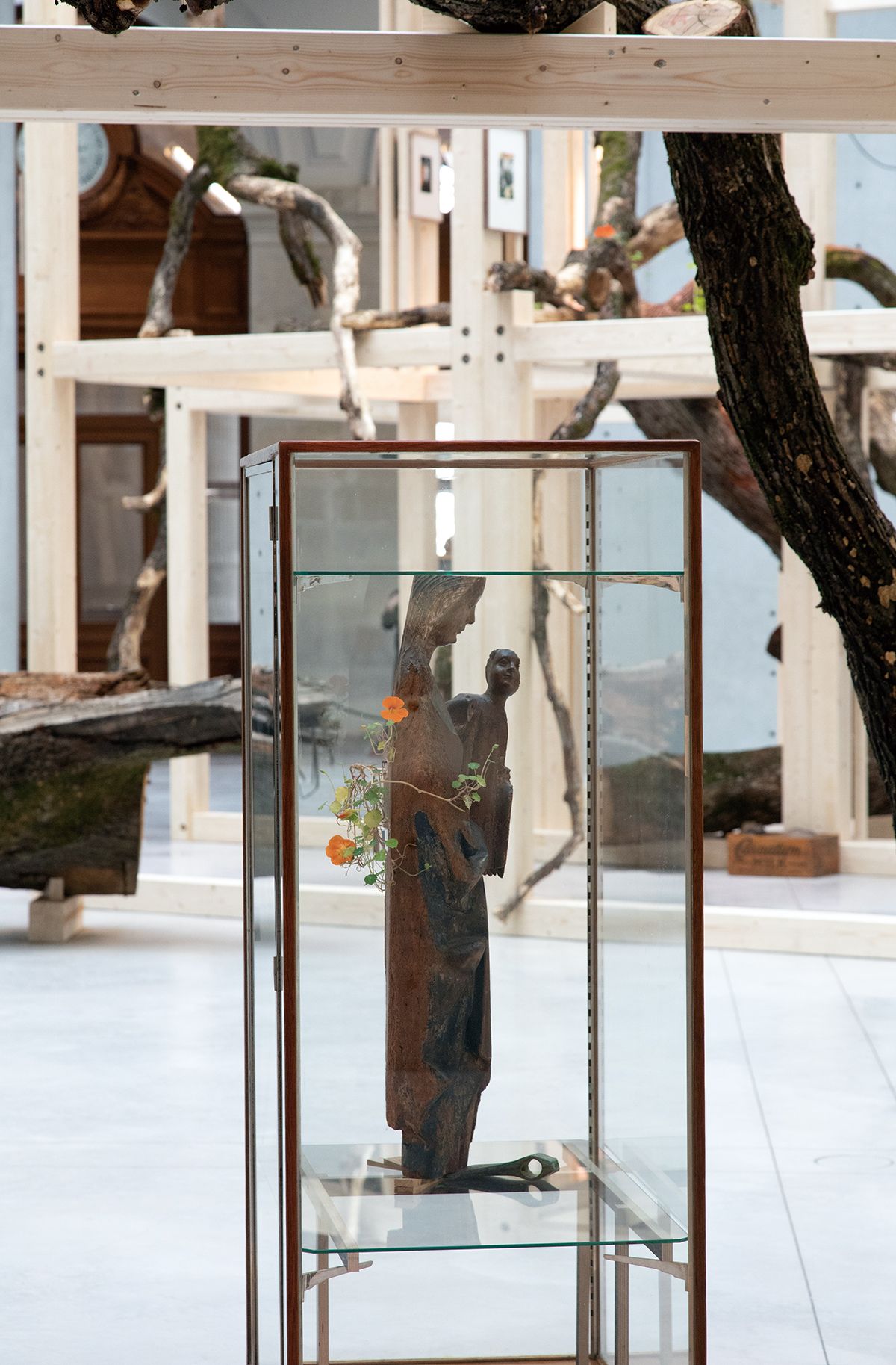 얀 보(Danh Vo), ‘UNTITLED’, 2020. 20세기 참나무와 황동 진열장, 15세기 중반 프랑스 호두나무 목조 성모자상, 청동기 시대 청동 도끼 머리 <Avant l’orage> 전시 전경 ©Tadao Ando Architect & Associates, Niney et Marca Architectes, Agence Pierre-Antoine Gatier. Photo by Heinz Peter Knes.