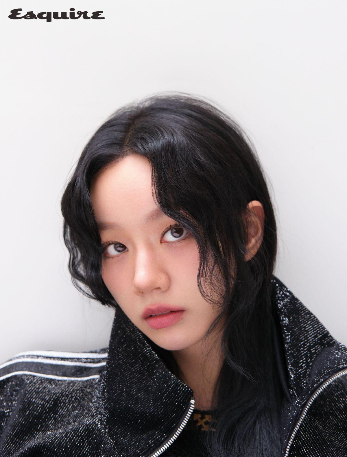 트랙 재킷 우영미. 블랙 슬리브리스 미니드레스 아미. 네크리스 오프 화이트.