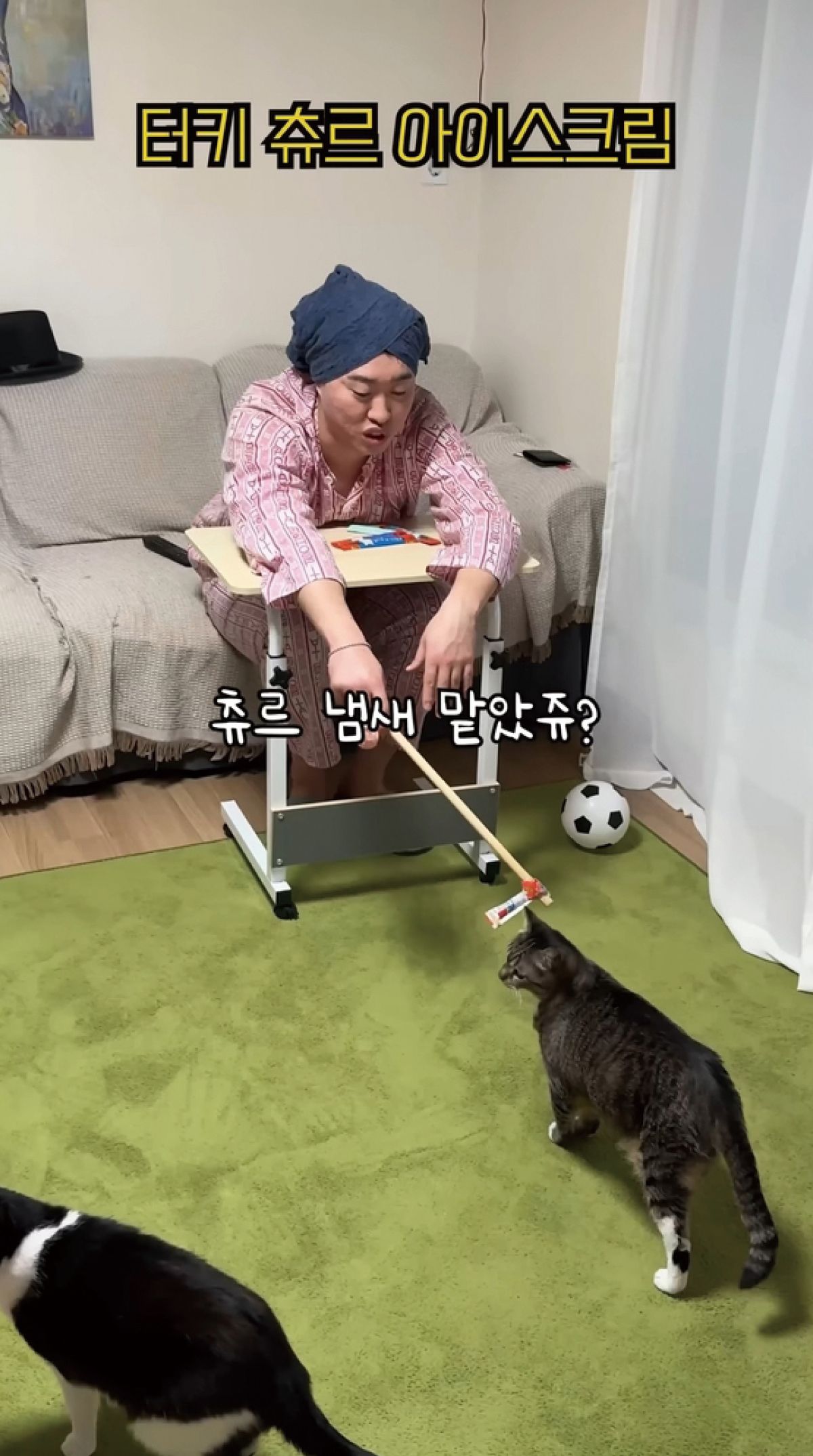 ‘A급이 되지 못한 B컷 모음집’ 영상. 박지연의 설명에 따르면 지금껏 공개된 콘텐츠의 몇 배는 되는 B컷 영상들이 외장 하드에 따로 저장되어 있다. 
