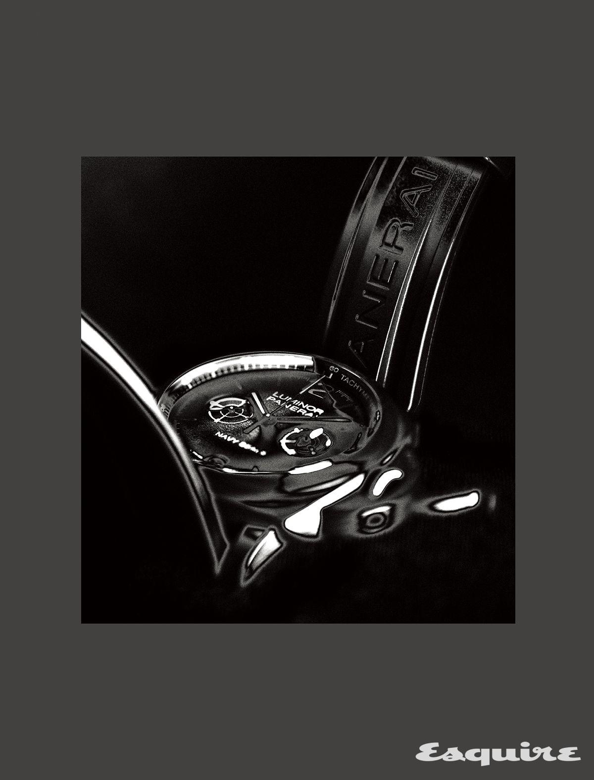 듬직한 44mm 카보테크 케이스에 P.9200 오토매틱 칼리버를 탑재한 루미노르 크로노 카보테크 네이비 씰 2300만원대 파네라이.