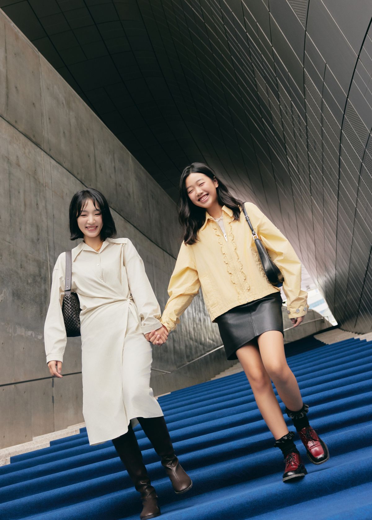 서울패션위크의 상징인 블루 카펫으로 입장하는 고객.