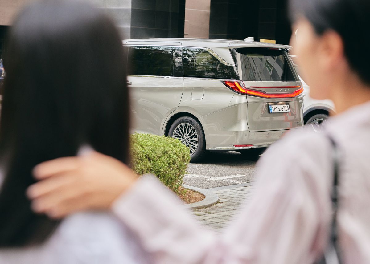 고객의 집 앞에서 대기 중인 버틀러와 LM 차량.