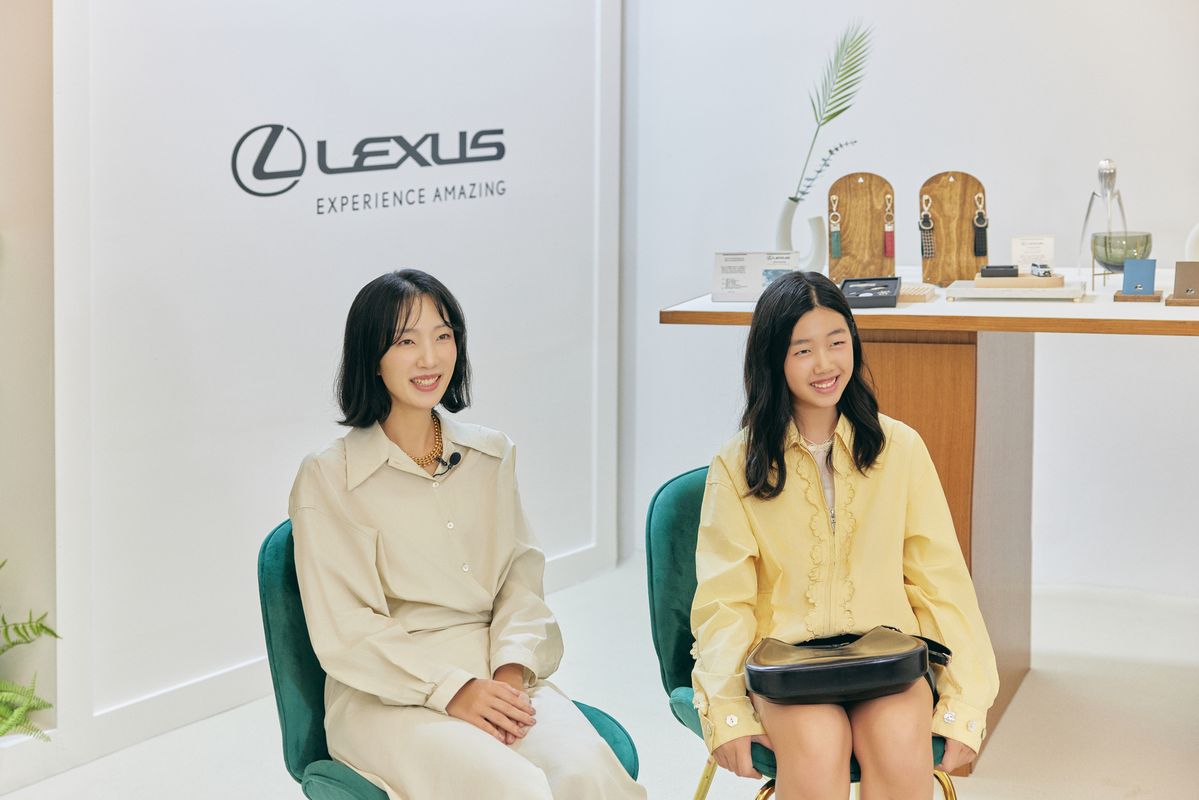 패션쇼 감상 후 렉서스의 VIP 라운지에서 인터뷰 중인 고객. 