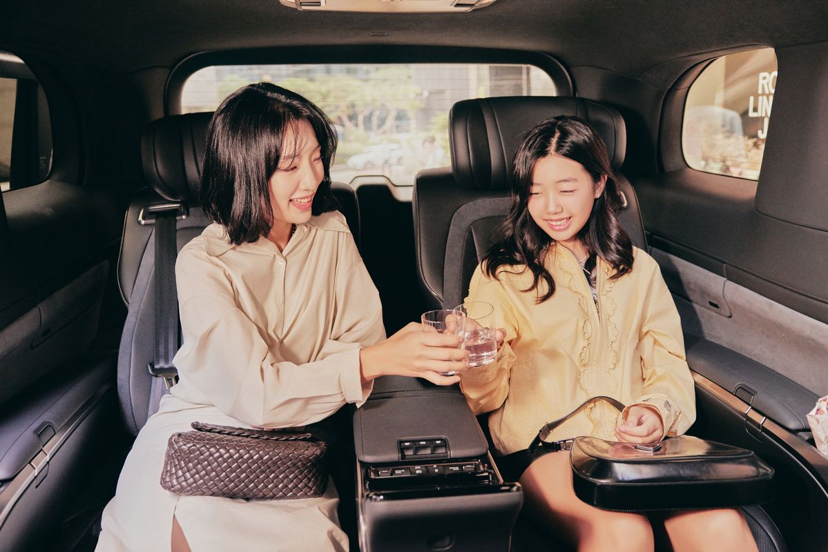 DDP로 이동하는 중 LM 차량 내부 냉장고에서 물을 꺼내 마시는 고객.