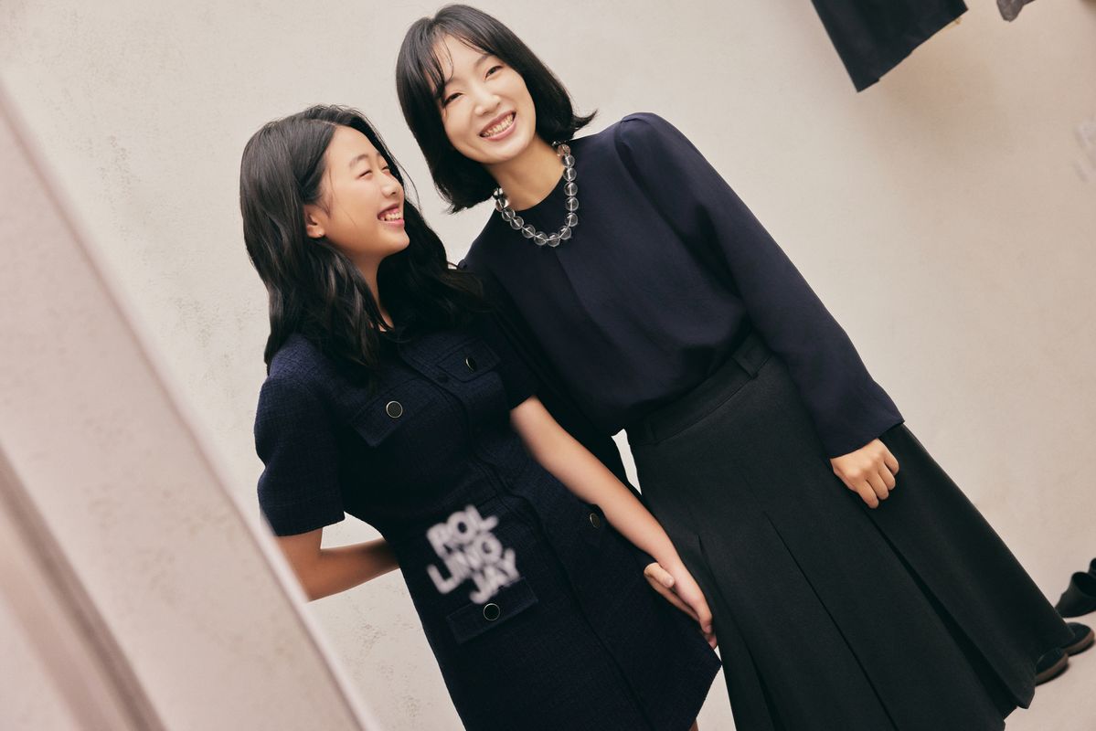 메이크오버 중 옷을 피팅하고 있는 고객. 