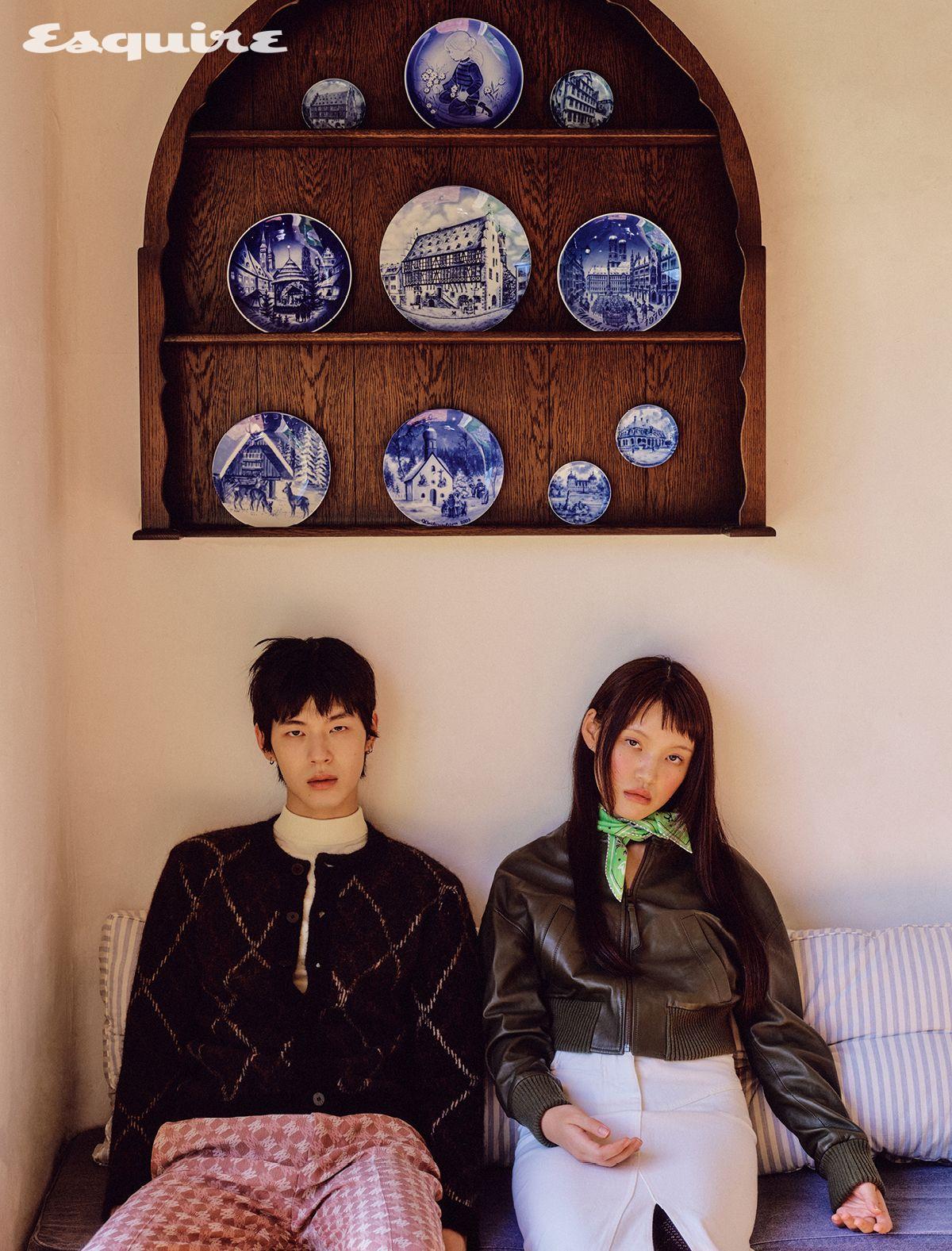 울 카디건 가격 미정 어네스트 더블유 베이커 by 10 꼬르소 꼬모 서울. 니트 톱 가격 미정 셀린느 옴므. 패턴 팬츠 가격 미정 아미리. 램스킨 보머 재킷 670만원, 화이트 데님 스커트 150만원 모두 로에베. 페이즐리 스카프 가격 미정 에르메스.