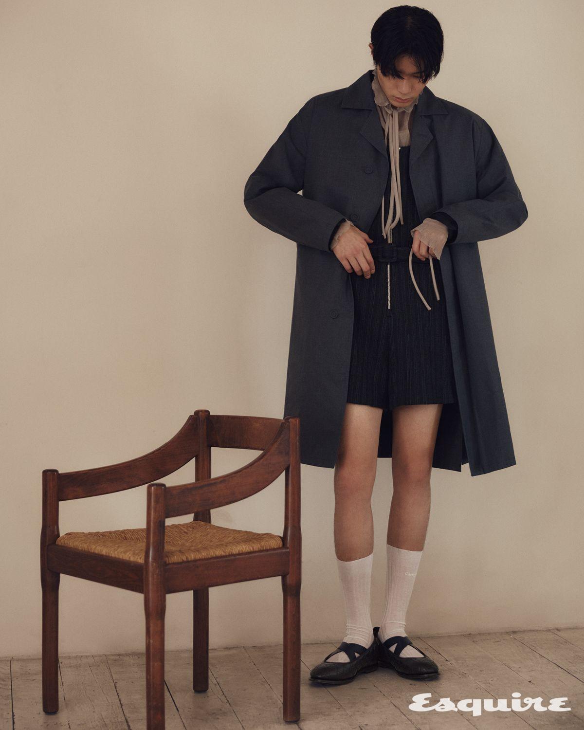 코트, 플리티드 셔츠, 울 트윌 플레이 슈트, 플랫 슈즈, 삭스 모두 디올 맨.