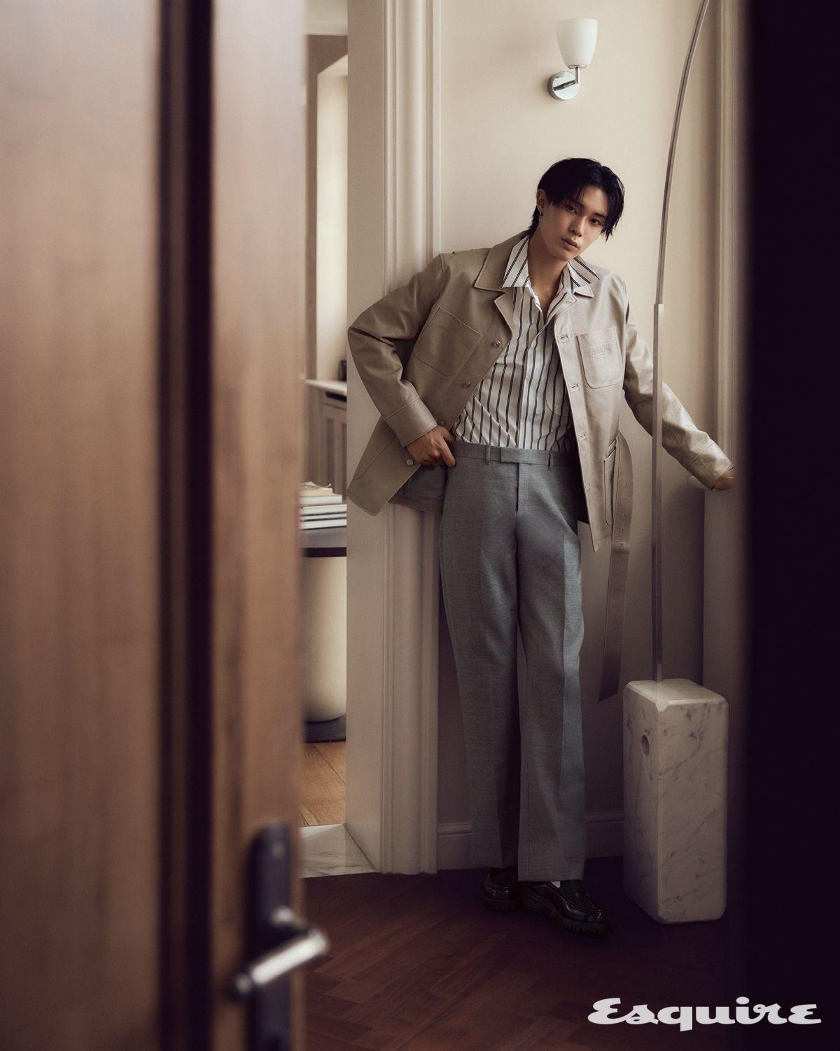 사하리안 재킷, 스트라이프 셔츠, 플레어 팬츠, 로퍼, 까나쥬 이어링 모두 디올 맨.