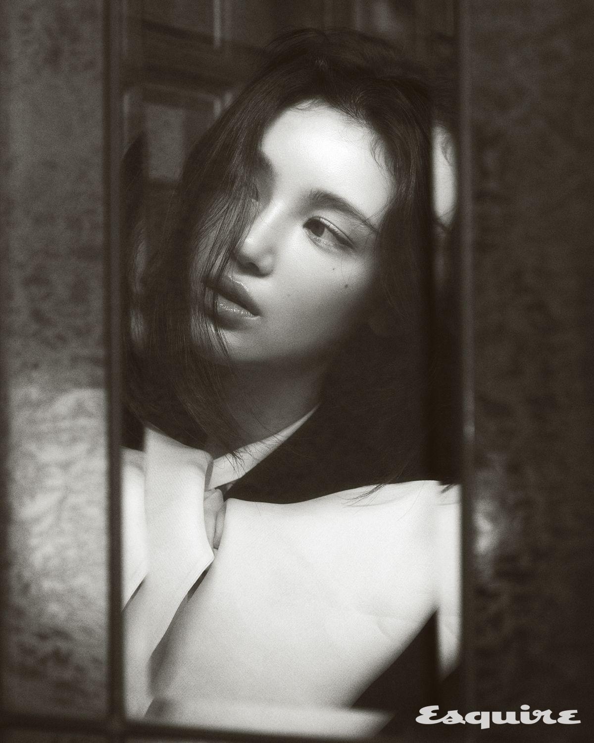 크레페 체셔 재킷, 마라케시 실크 보 장식 블라우스 모두 셀린느 by 에디 슬리먼.