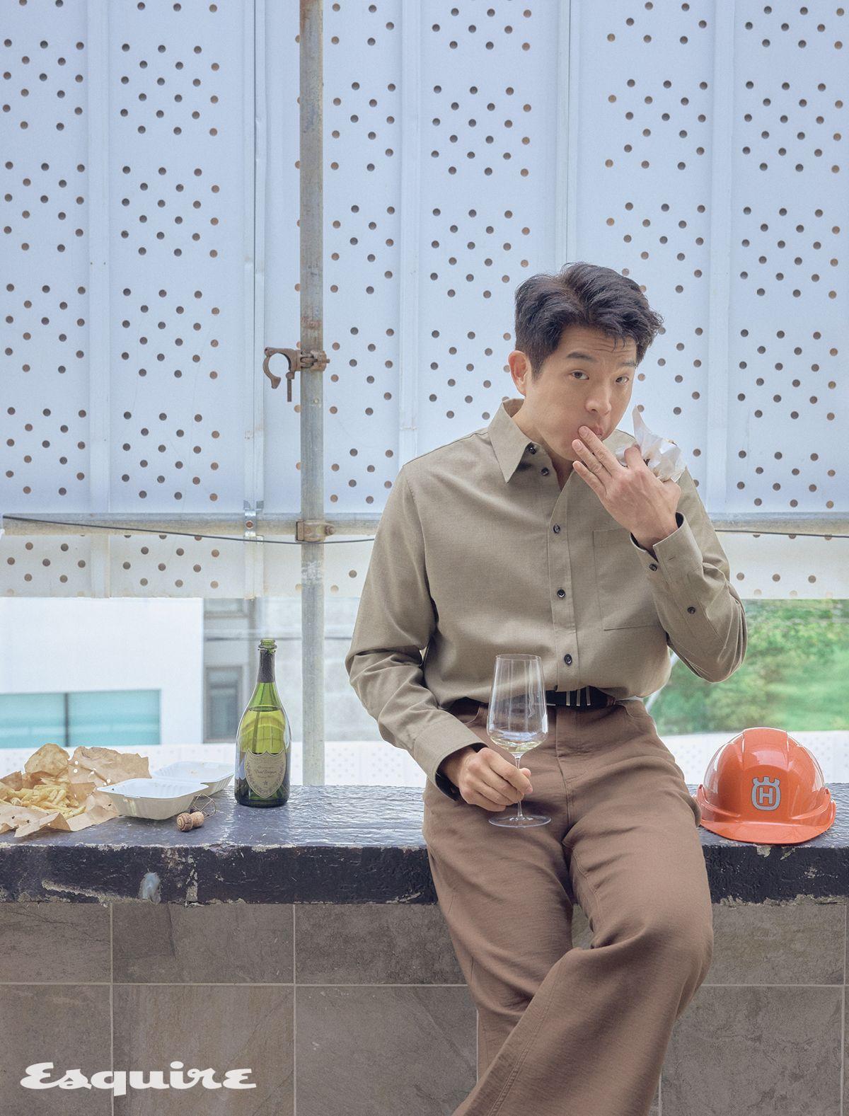 셔츠 보테가 베네타. 팬츠 에스티유. 벨트 스타일리스트 소장품.