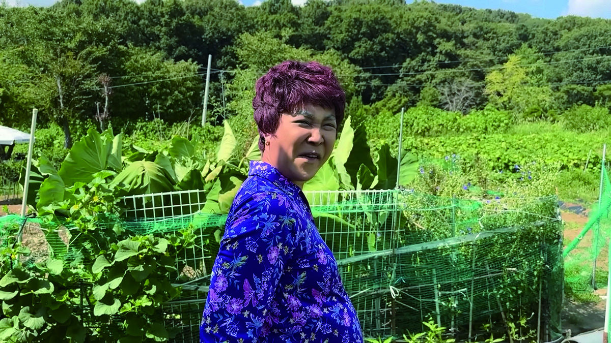‘휴먼다큐 사람은 좋다 - 기부’ 영상. 부녀회장 이명화는 지금 랄랄이 가장 애정하는 부캐로, 최근 한국한부모가정사랑회에 거금을 기부하거나 더현대에 팝업 스토어를 여는 등 현실과 가상을 넘나들며 활동하고 있다. 