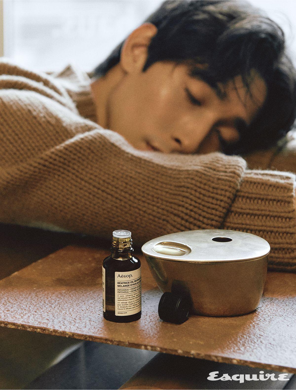 흙 내음과 시트러스 노트가 마음을 차분하게 가라앉혀주는 베아트리체 오일 버너 블렌드 25mL/4만5000원, 브라스 오일 버너 23만5000원 모두 이솝.