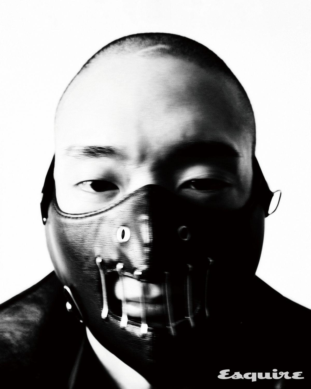 레더 트렌치코트 가격 미정 구찌. 레더 마스크 에디터 소장품.